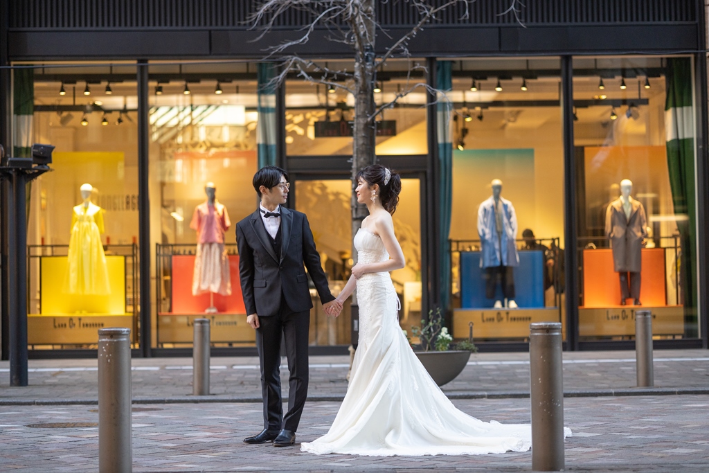 オシャレな街並みでフォトウェディング