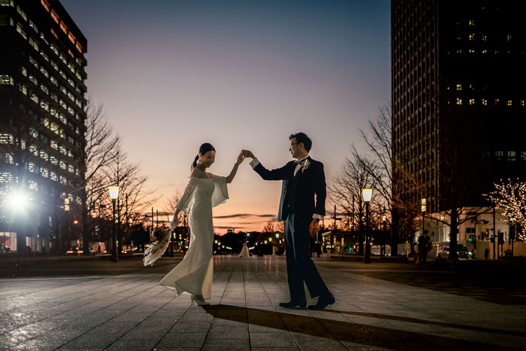 東京駅でダンスしている夫婦