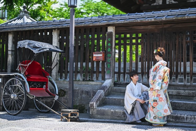 京都の人力車と新郎新婦