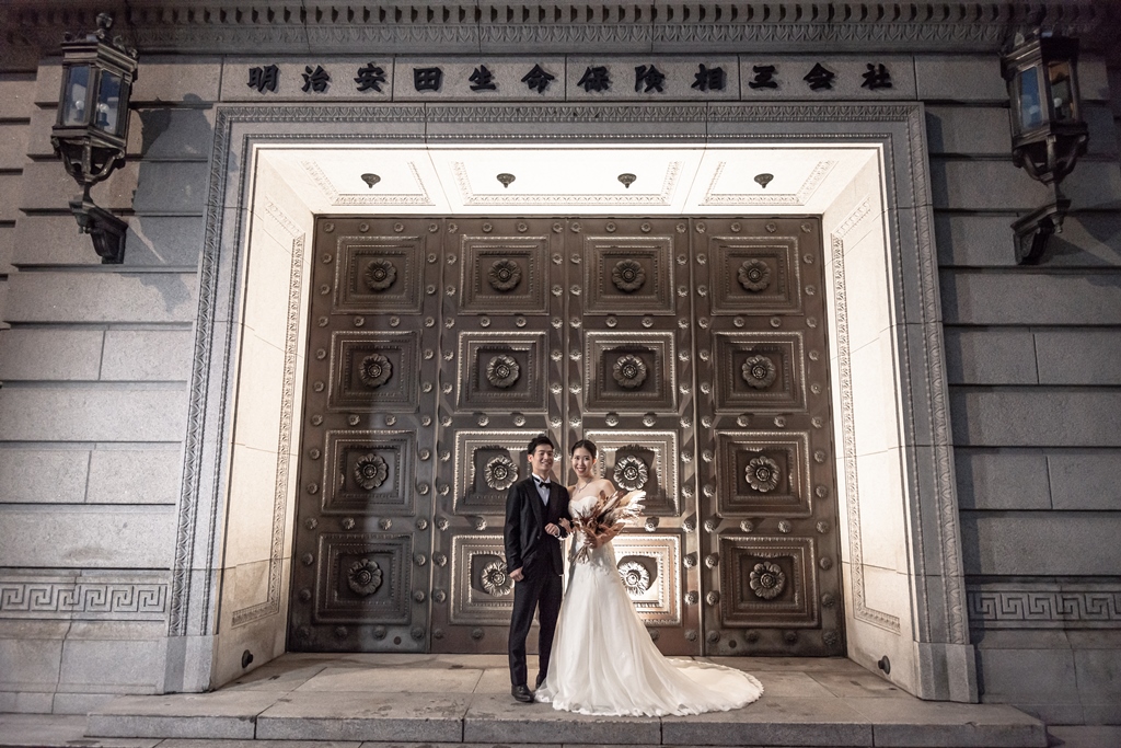 明治安田生命の前で撮った結婚写真