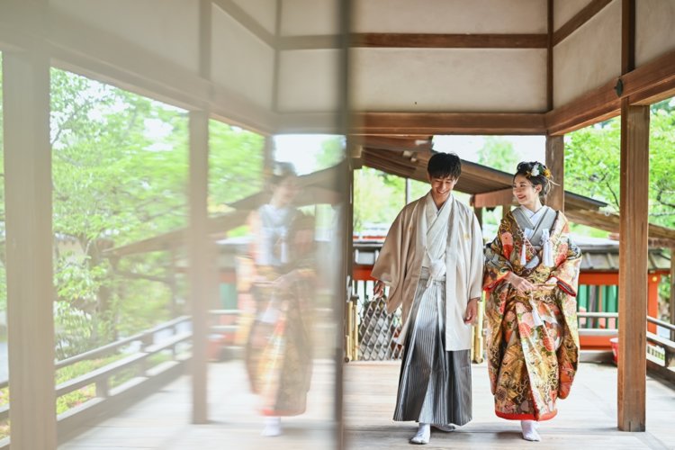 新郎新婦が渡り廊下を渡っている様子