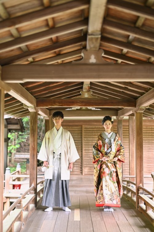 毘沙門堂の渡り廊下に立つお二人