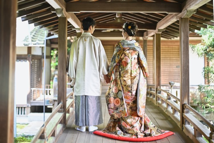 渡り廊下を渡るお二人の後ろ姿