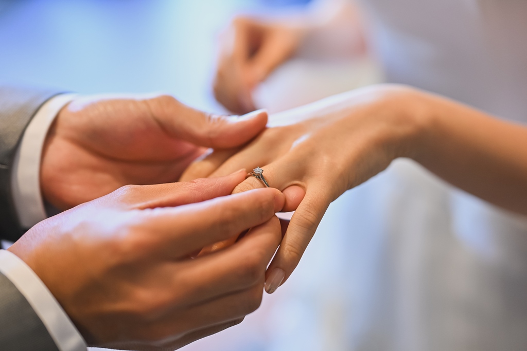 新郎が指輪をはめている手元ショット