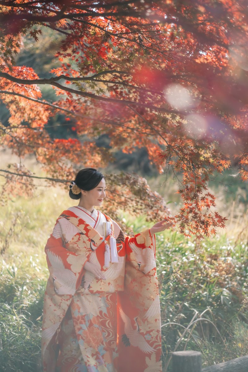 紅葉に包まれるご新婦様