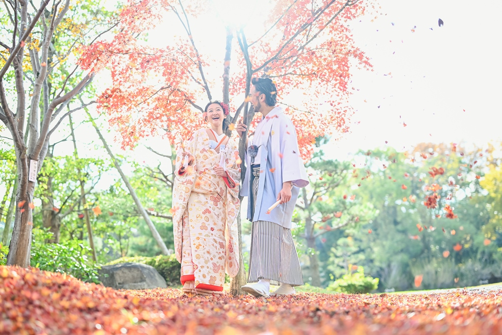 紅葉とお2人の満面の笑みが素敵