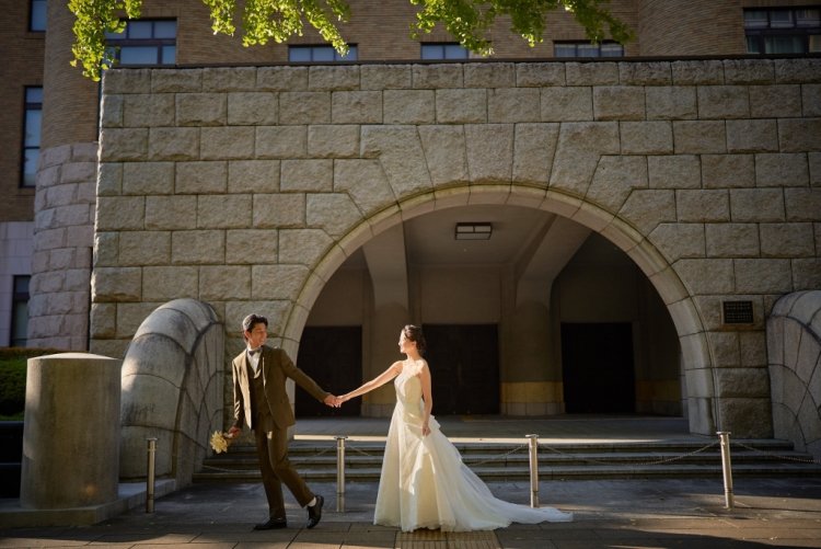 ご新婦様の手を引くご新郎様