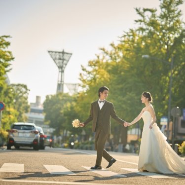 手を取り歩くお二人