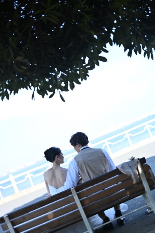 ベンチで休むご夫婦