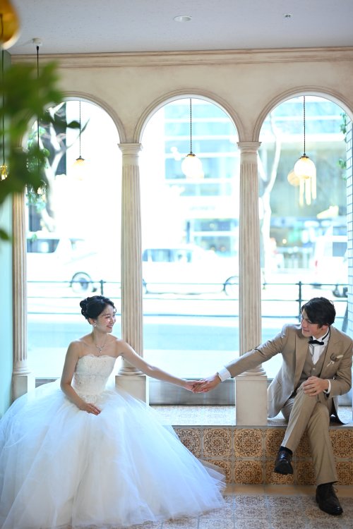 手を繋ぐお二人