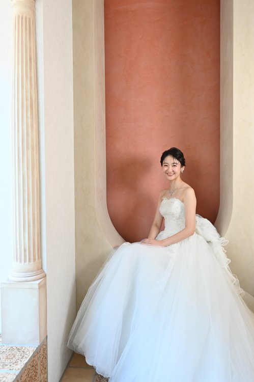 U字のアートベンチに腰掛けるご新婦様