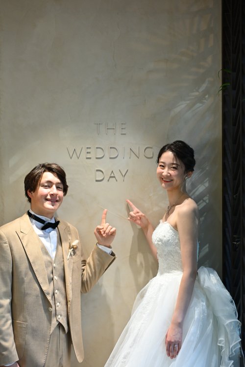 ウェディングウォール前で2ショット