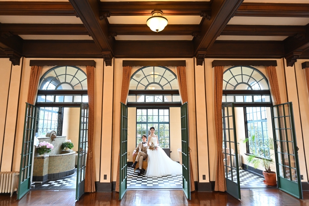 白と黒のタイル張りの床が特徴的なパームルーム