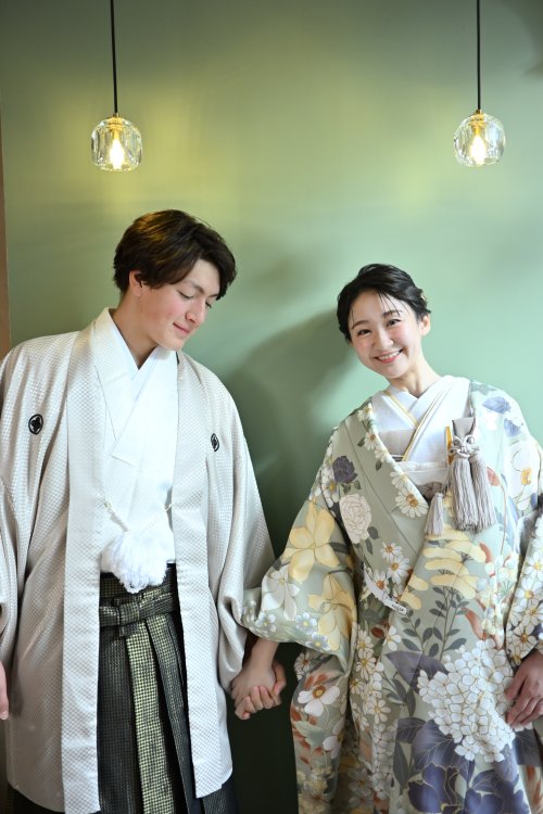 手を繋ぐおふたり