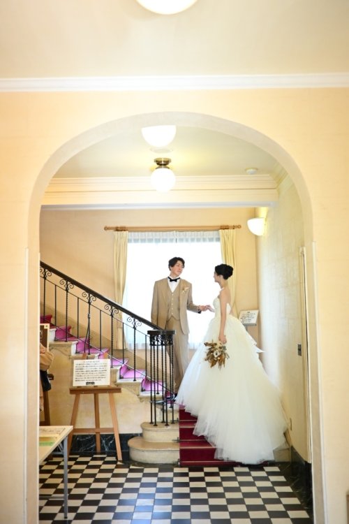 まるで不思議の国のアリスを連想させる床が特徴的な階段