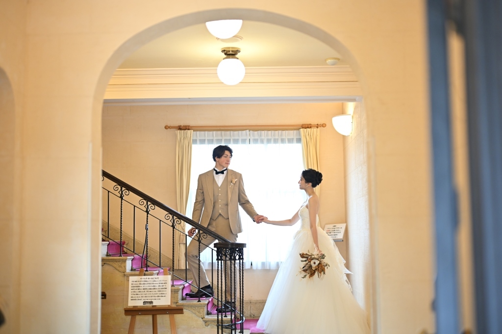 ご新婦様の手を引きながら階段を上る2人