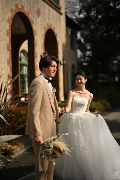 手を繋ぐおふたり