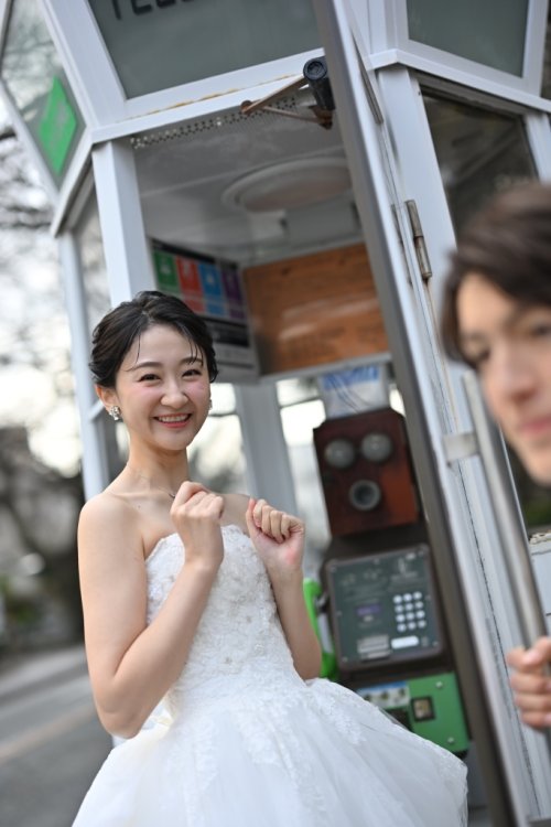 レトロな電話ボックスと一緒に