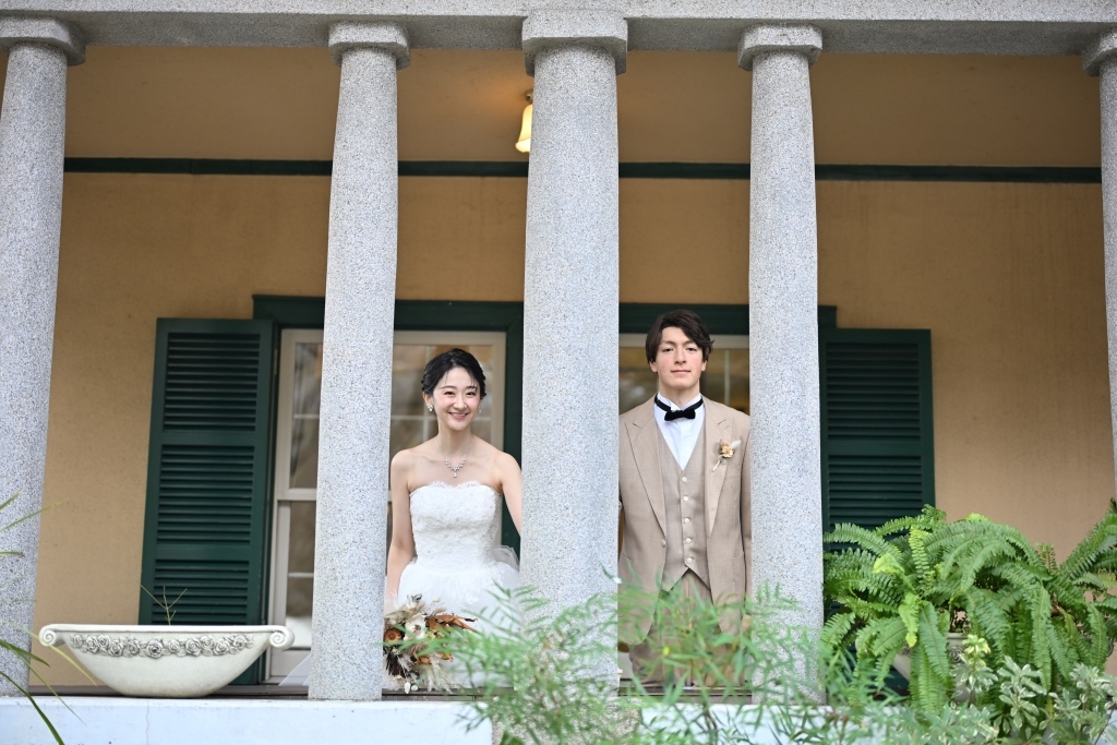 柱の間からのぞくおふたり