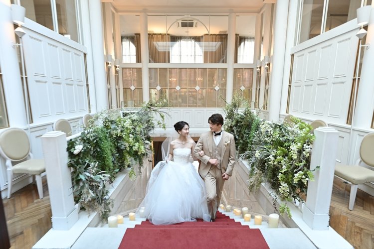 ヴァージンロードを歩く2人