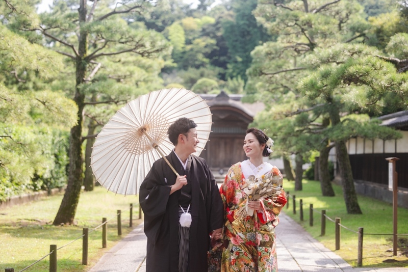 緑と赤色の相性ばっちり！三渓園でフォトウェディング♡