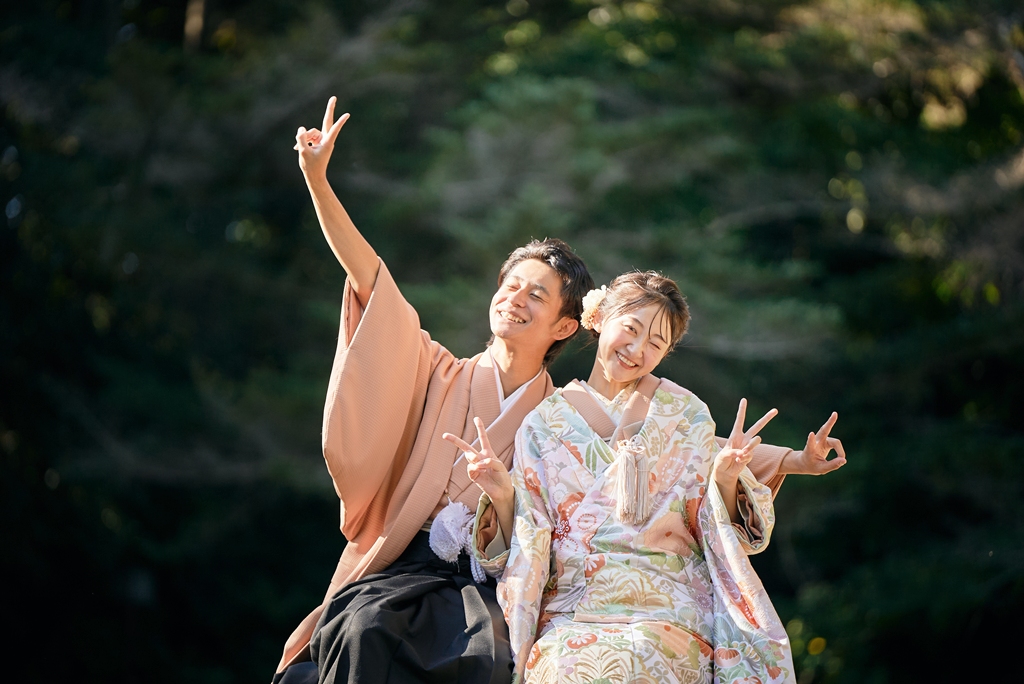 新郎新婦のピースサイン