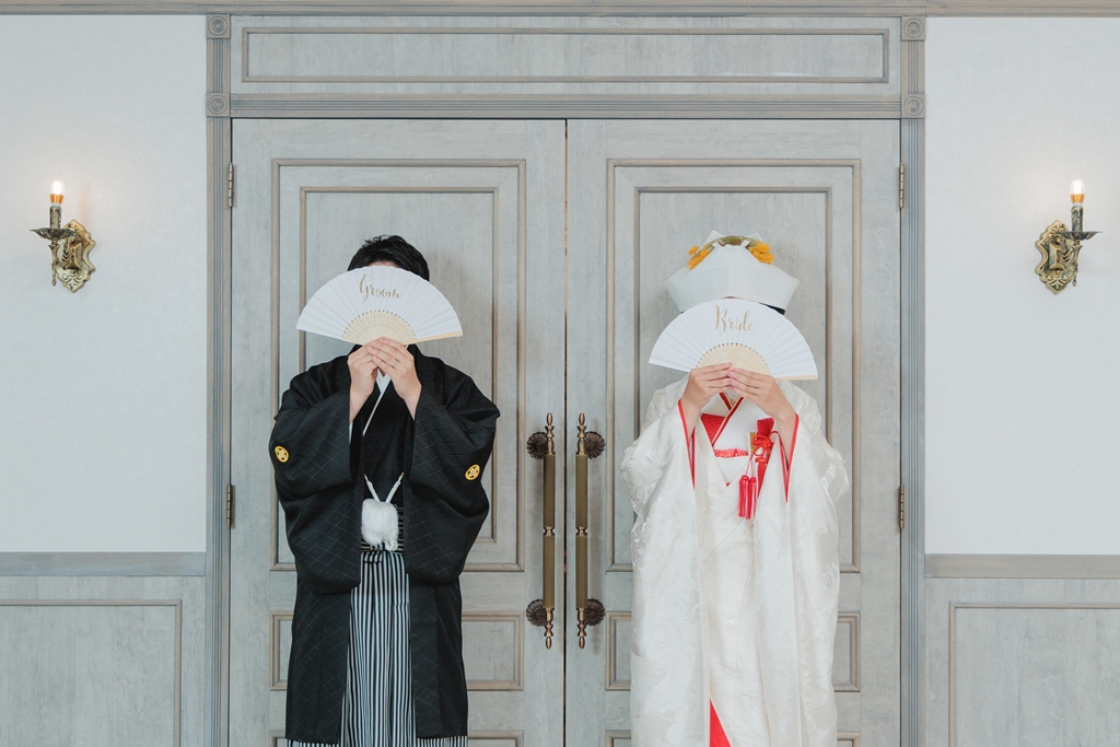 センスで顔を隠して撮ったスタジオウェディングフォト