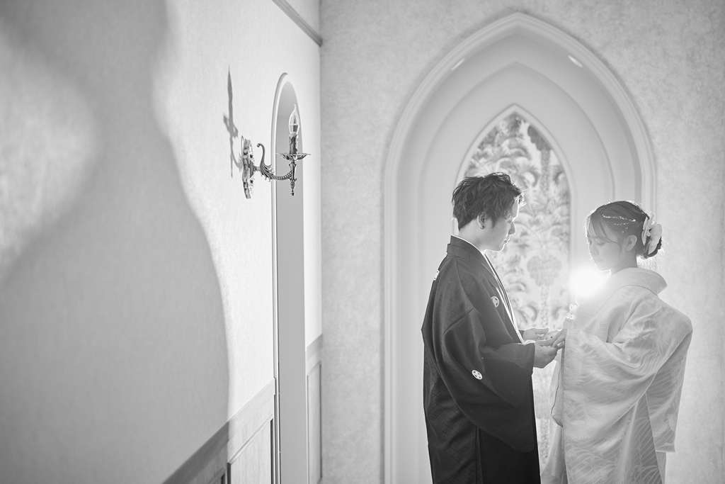 和装スタジオで撮ったモノトーンのウェディングフォト