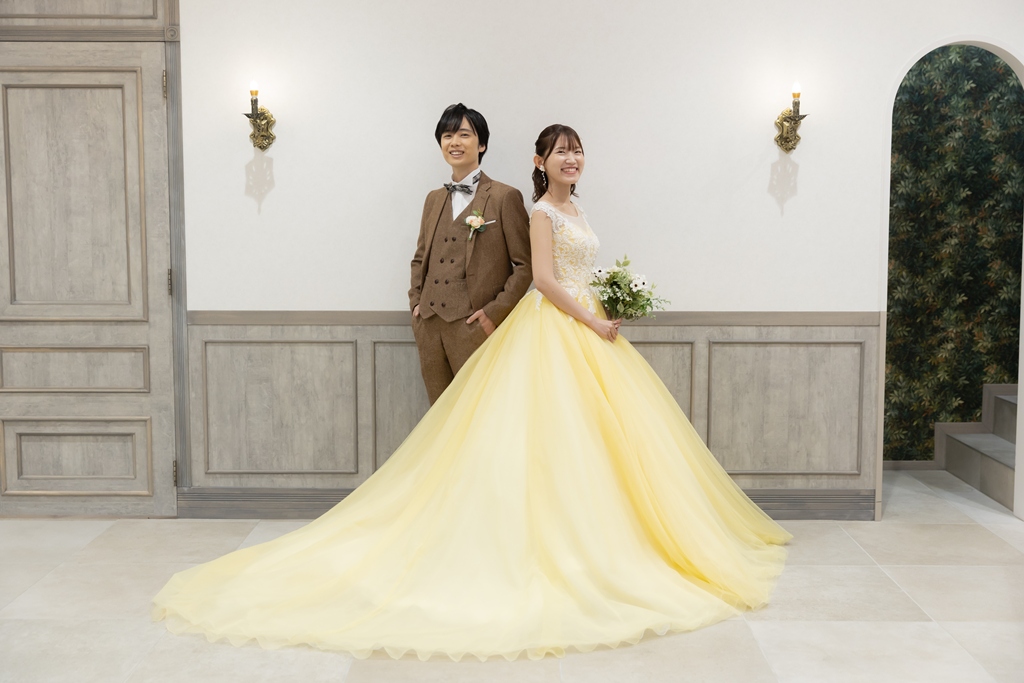 黄色のカラードレスを着て撮った結婚写真
