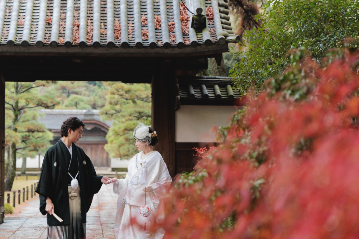 肩を寄せ合う、秋の誓いと家族の笑顔