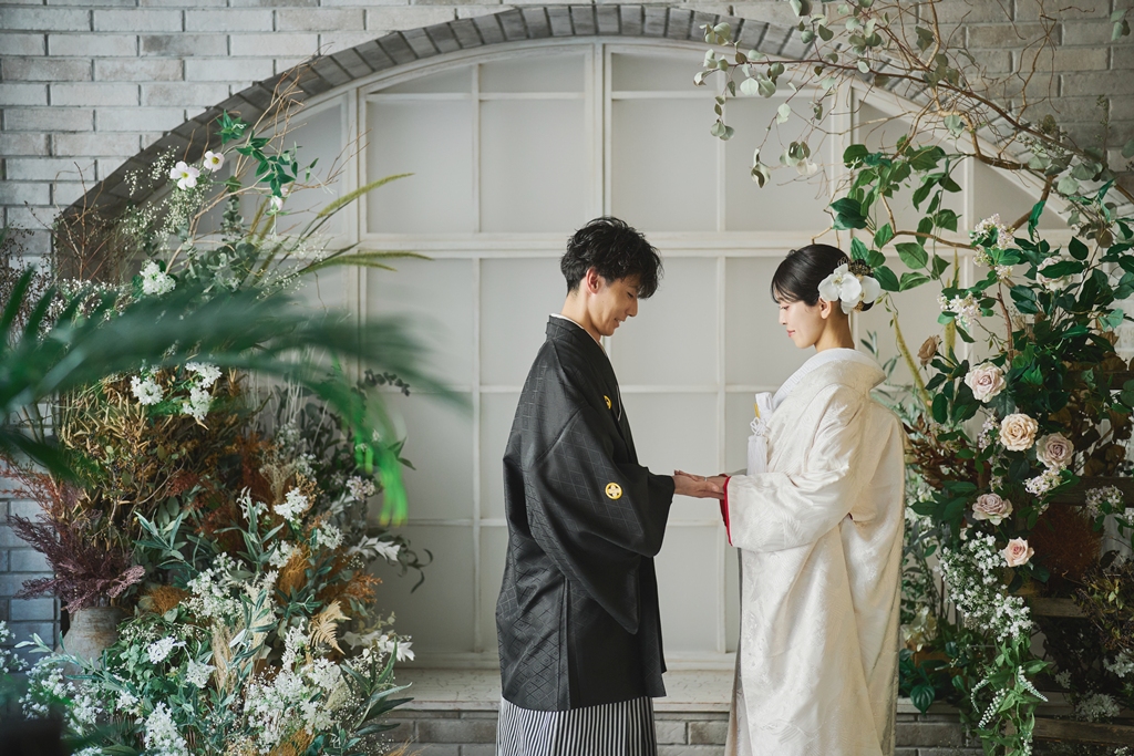 ブリックウィンドウの前で撮影した結婚写真