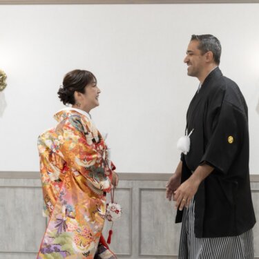 向かい合って大笑いする紋付袴の新郎と色打掛の花嫁。ファーストミートの和装フォトウェディング