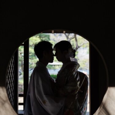 丸窓の中に浮かぶ、額を寄せ合う新郎新婦のシルエット。和の建物で撮る印象的な和装フォトウェディング