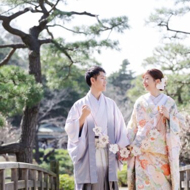 三渓園の橋の上で『結婚しました』の花形ガーランドを持って見つめ合う、新郎新婦の微笑ましい和装前撮り