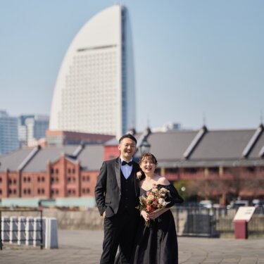 帆船型のホテルと赤レンガ倉庫を望む象の鼻パークで、大笑いする新郎新婦のナチュラルな前撮り