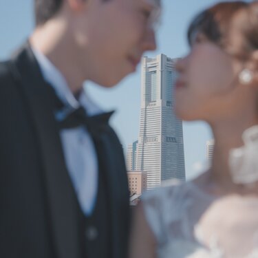 ランドマークタワーにピントを合わせ、手前の新郎新婦をぼかしたアーティスティックな構図の前撮り