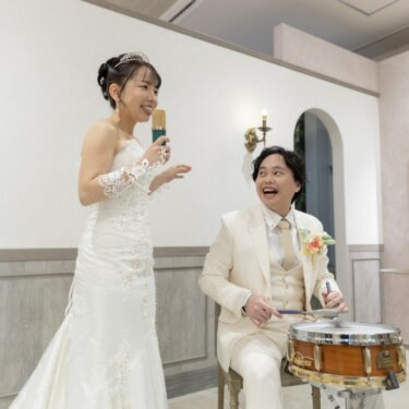 マイクを手に歌う花嫁と、スネアドラムを叩く新郎。音楽を楽しむ二人のユニークなスタジオフォト