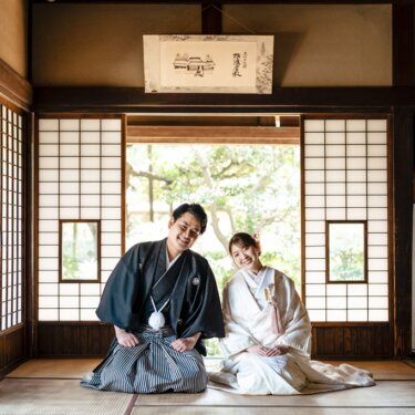障子越しに庭の緑が見える座敷で、並んで正座する新郎新婦。古民家で撮る和装フォトウェディング