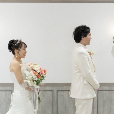 壁灯のある部屋で振り返る新郎と、横顔の花嫁。ファーストミートの瞬間を写した結婚写真