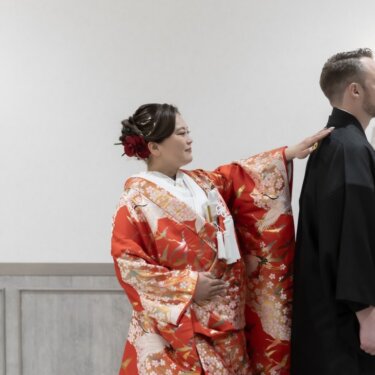 背を向けて待つ新郎の肩にそっと手を伸ばす色打掛の花嫁。ファーストミート直前の和装前撮り