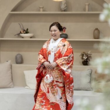 アーチ型のニッチと竹の照明のリゾート風のスタジオで、鶴文様の色打掛の花嫁を写したソロのスタジオフォト