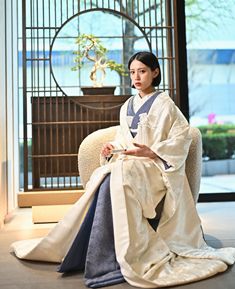 柔らかで瑞々しい艶を湛えた白無垢は、伝統美の中に洗練されたモダンな空気を感じさせ、控えめでありながら印象に残る存在感が花嫁の内面の美しさを引き立てます。（衣装番号白無垢　AS101）