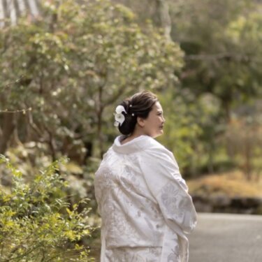 久良岐能舞台周辺の緑豊かな小径で、白無垢の裾の刺繍が美しい花嫁のソロの和装前撮り
