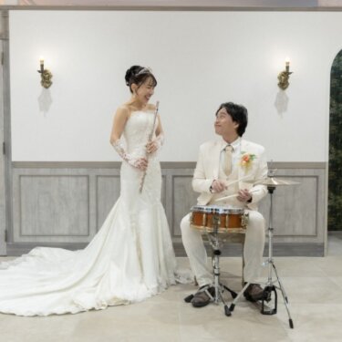 フルートを持つ花嫁とスネアドラムを叩く新郎の演奏シーン。二人の趣味を表現したスタジオ前撮り