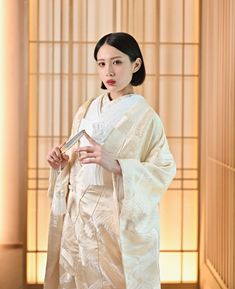 流水と鶴の文様が流れるように配された白無垢は、繊細な陰影が奥深い美しさを演出し、静けさの中に凛とした存在感を宿す格調高い一着です。（衣装番号白無垢　AB102）
