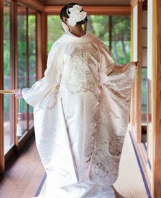 清らかな白に、裾からのぞく淡いピンクのふきがやさしく彩りを添える白無垢。伝統美を大切にしながら、写真に柔らかな華やかさと幸福感を映し出します。（衣装番号白無垢　TB201）