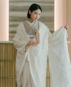 梅の花をあしらった格調高い白無垢。寒さの中で咲く梅にちなみ、忍耐と気品を感じさせる、凛とした花嫁姿を演出する一着です。（衣装番号白無垢　AS104）