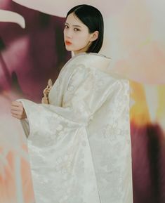 大きく描かれた桜模様が華やかな存在感を放つ白無垢。晴れの日にふさわしい優雅さと愛らしさを兼ね備えた一着です。（衣装番号白無垢　AS102）