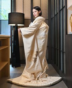 生成りの白無垢にアイボリーとブラウンのつる模様が映える一着。凛とした気品と静かな華やぎを叶えます。（衣装番号白無垢　AB101）