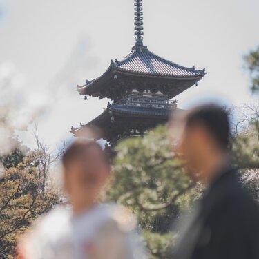 旧燈明寺三重塔にピントを合わせ、手前の新郎新婦をぼかした印象的な構図。三渓園らしい和装前撮りの一枚